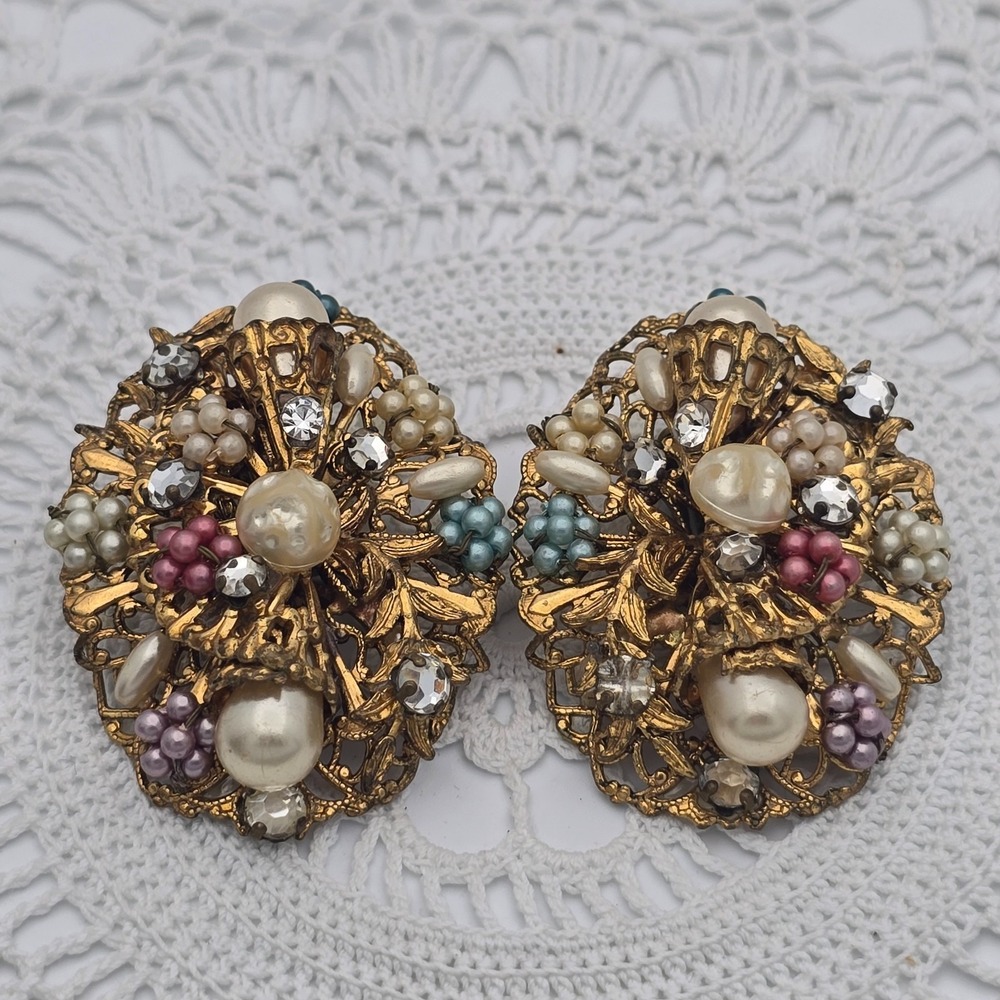 Vintage Beadwork Fillagree cluster 1950s clip on pearls glass gold tone